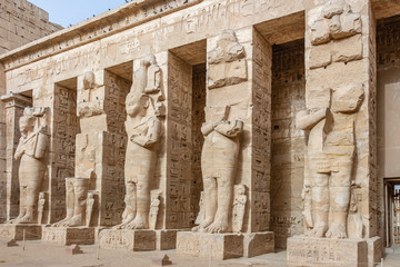 Obraz premium Ramessid statues and columns in the first courtyard of the Mortuary Temple of Ramesses III