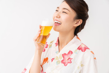 浴衣を着た女性　ビール