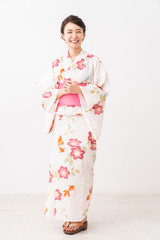 浴衣を着た女性　全身