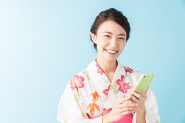 浴衣を着た女性　スマホ
