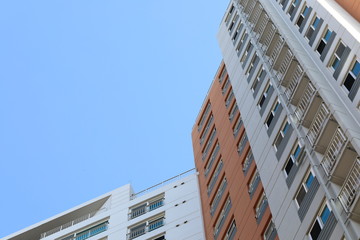 파란 하늘과 아파트가 보이는 아름다운 풍경