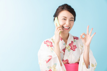 浴衣を着た女性　電話