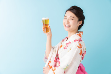 浴衣を着た女性　ビール