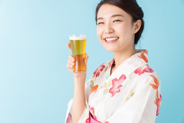 浴衣を着た女性　ビール