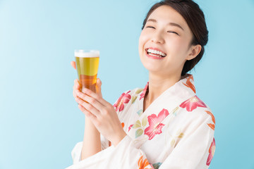 浴衣を着た女性　ビール