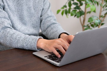 Fototapeta premium PCで作業をする男性