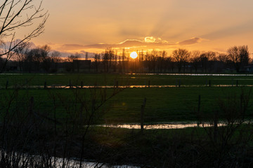 Abendstimmung und Dämmerung im Elsebruch, ein Flusstal, Niederung in Bünde einer Stadt in...