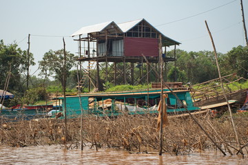 Fototapeta na wymiar Traveling by boat on Tonle Sap lake along the fishing village Komprongpok