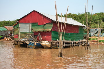 Fototapeta na wymiar Traveling by boat on Tonle Sap lake along the fishing village Komprongpok