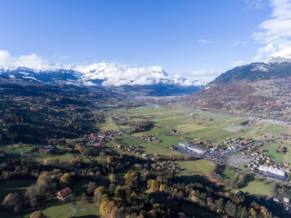 Photographie aérienne de la vallée de l'Arve face au Mont Blanc