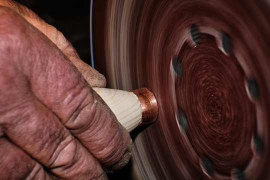 Foto scattata durante la limatura di un pomello di una porta.