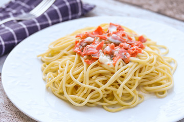 assiette de spaghetti au saumon fumé et à la crème fraîche