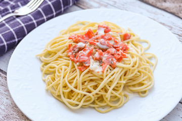 assiette de spaghetti au saumon fumé et à la crème fraîche