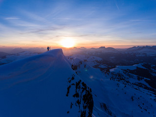 Le sommet de la station de ski des Contamines au coucher de soleil vue par drone
