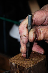 Macro scattata durante la preparazione per la tornitura di un pezzo di legno.