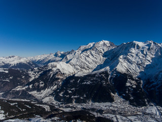 Fototapeta na wymiar Le Massif du Mont Blanc vue par drone