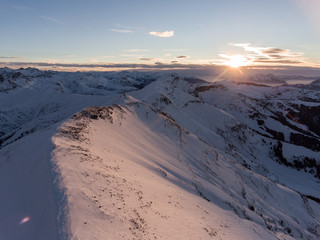 Naklejka na ściany i meble Coucher de soleil depuis le Mont Joly enn hiver vue par drone