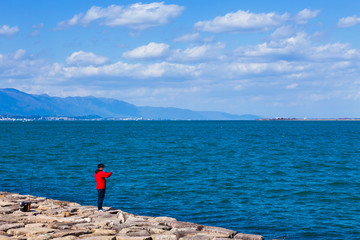 Fototapeta na wymiar 晴天の琵琶湖畔風景