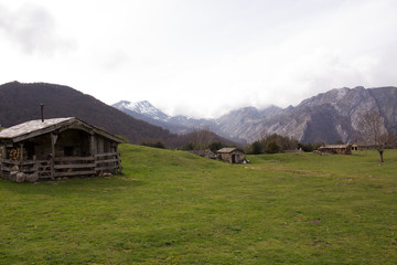 cabañas de piedra con la montaña de fondo