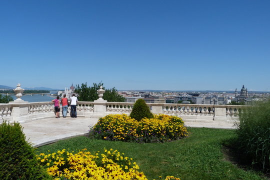 Budapest Aussichtsplattform Fischerbastei Parkanlage gelbe Blumen