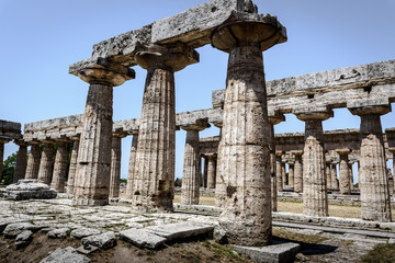 Paestum, griechische Säulen perspektivisch