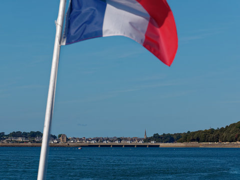 Saint-Servan derrière le barrage de la Rance - vue depuis un bâteau avec drapeau français