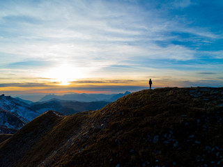 Coucher de soleil en montagne avec une personne 