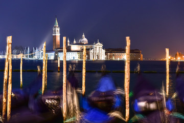 Venedig - Blick auf San Giorgio über die angetauten venezianischen Gondeln