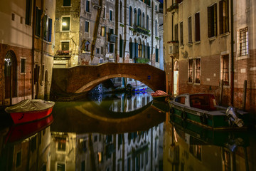 Fototapeta na wymiar Venedig bei Nacht im spärlichen Licht der Straßenlaternen