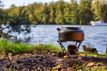 Camping Kocher an einem See, Teekessel 