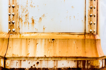 Rouille sur peinture blanche