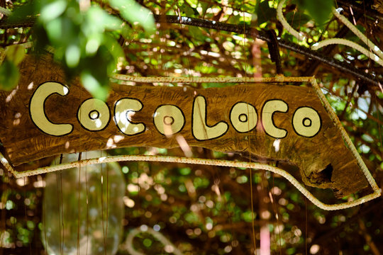 Wooden sign with the inscription Cocoloco.