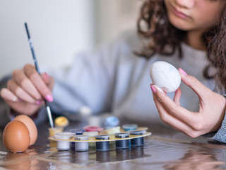 Enfant peignant des oeufs pour Pâques 