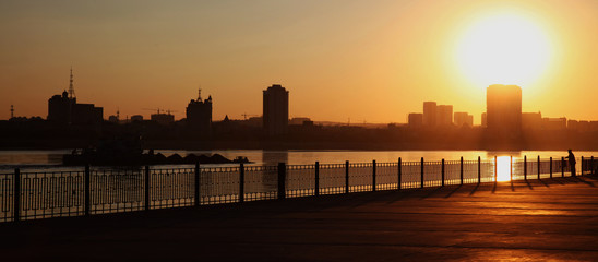 Fototapeta na wymiar sunset in the city. River embankment