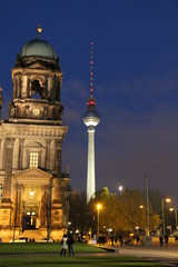 Fototapeta na wymiar Berlin, cathédrale et tour de la télé