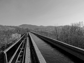 Fototapeta premium water bridge between hills 