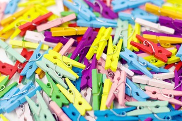 Bunte Klammern aus Holz