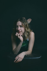 frau blonbde locken liegend dessous