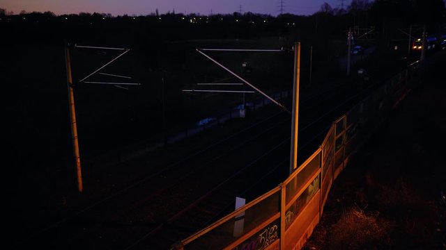 Vorbeifahrende Bahn von Br&uuml;cke aus