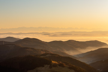Fototapeta na wymiar Blick von Belchen in den Schwarzwald und Alpen
