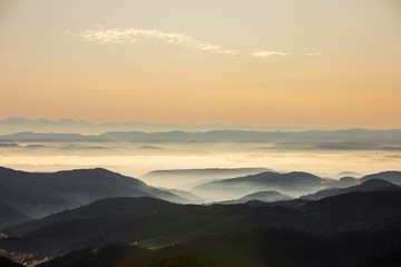 Obraz premium Blick von Belchen in den Schwarzwald und Alpen