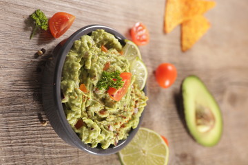 guacamole with spicey and tortilla chips