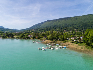 Le Lac d'Annecy en été et une eau émeraude 