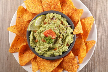 guacamole with spicey and tortilla chips