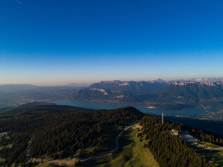 Le Lac d'Annecy en été et une eau émeraude 