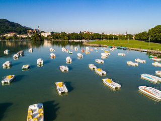 Le Lac d'Annecy en été et une eau émeraude 