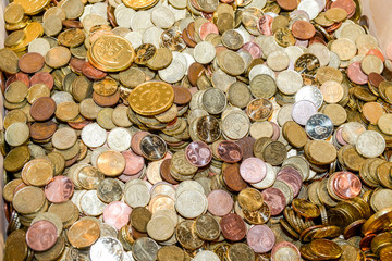 fondo con muchas monedas euros y algunas chocolatinas imitando euros