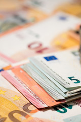 Stapel von 5 Euro Banknoten