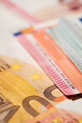 Stapel von 5 Euro Banknoten
