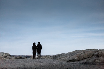 Paar an einsamen Felsen nach Beschränkungen wegen Corona Krise im März 2020 MR yes